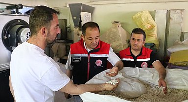 Koçaker, hububat ve bakliyat eleme tesisini ziyaret etti