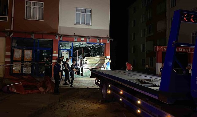 Kontrolden çıkan kamyon markete girdi: 1 ağır yaralı