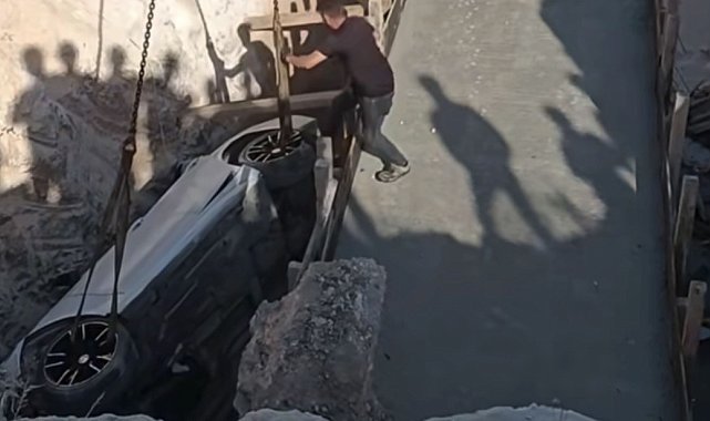 Kontrolden çıkan lüks otomobil köprü inşaatı çukuruna düştü