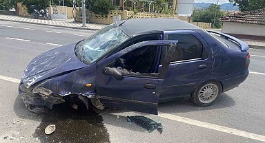 Kontrolden çıkan otomobil önce bir bahçe duvarına, ardından bir eve çarparak durabildi