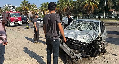 Kontrolden çıkan otomobil refüjdeki bariyerlere çarptı: 1 yaralı