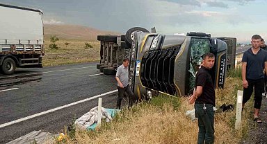 Konya'da devrilen tırın sürücüsü yaralandı