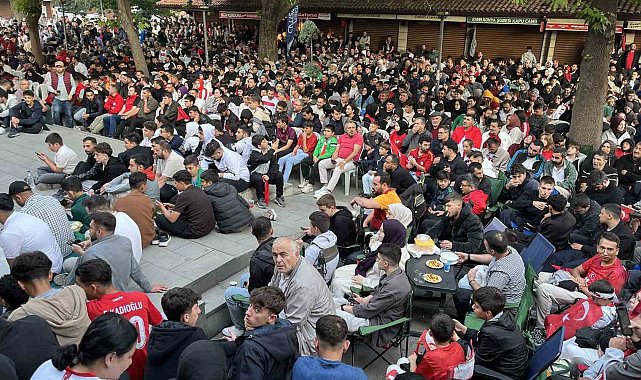 Konyalı vatandaşlar milli maç heyecanını dev ekranda yaşadı