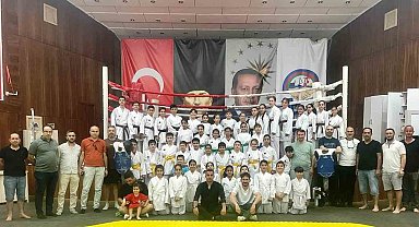 Körfez'de 45 karateci bir üst kuşağa terfi etti