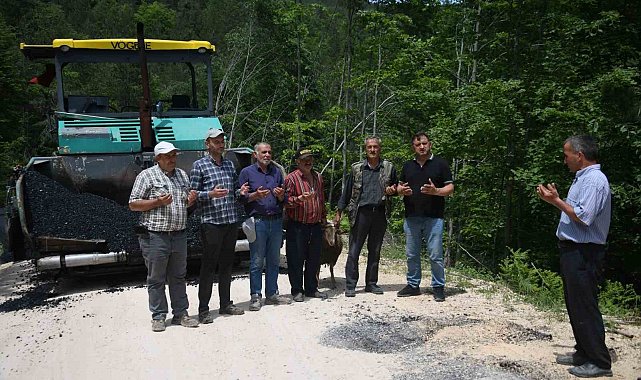 Köy yolları asfaltlanan vatandaşlar şükür kurbanı kesti