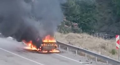Kozan'da otomobil alev alev yandı, 13 yaşındaki Ömer'in duyarlılığı takdir topladı