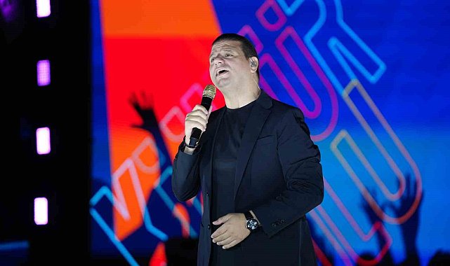 Kubat, Manisa'yı türkülerle coşturdu