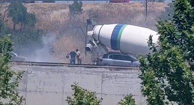 Küçükçekmece'de alev alev yanan motosikleti yoldan geçen mikser sürücüsü söndürdü