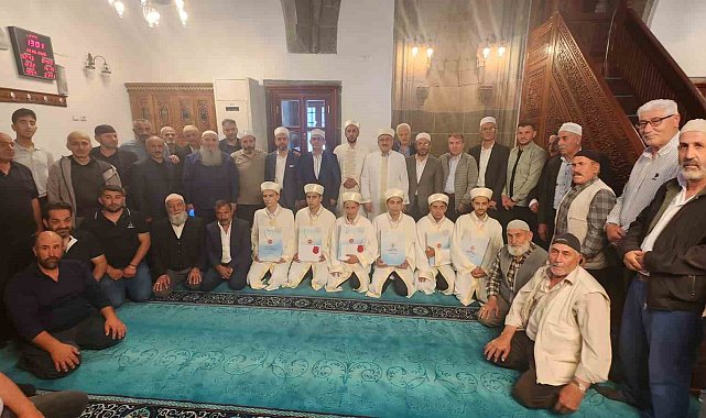 Kur'an bülbülleri hafızlık belgelerini tarihi Bakırcı Camii'nde aldı