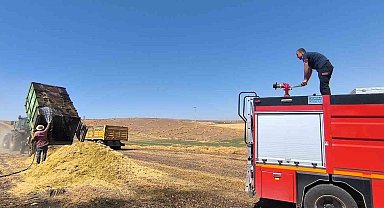 Kurtalan'da saman yüklü römork alevlere teslim oldu