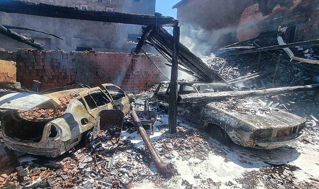 Kütahya'da korkutan yangın: 3 ev hasar gördü, 2 araç küle döndü