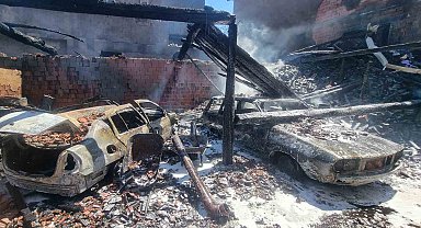 Kütahya'da korkutan yangın: 3 ev hasar gördü, 2 araç küle döndü