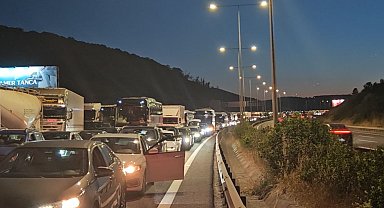Kuzey Marmara Otoyolu'nda kamyonun çarptığı tabela devrildi: Trafik yoğunluğu oluştu