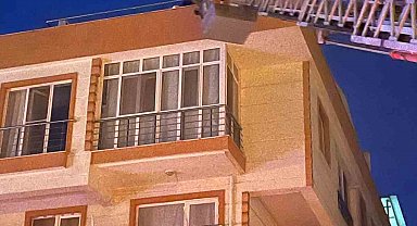 Lapseki'de 4 katlı apartmanda yangın: Çatıda mahsur kalan 4 kişi kurtarıldı