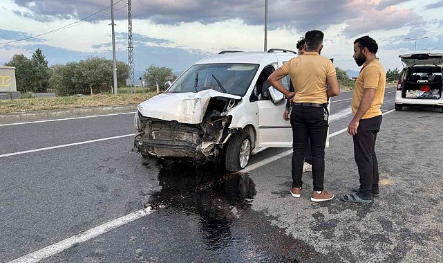 Lastiği patlayan araç refüjdeki direği devirdi: 1 yaralı