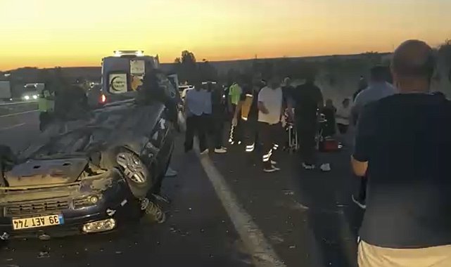 Lastiği patlayan otomobil bariyerlere çarparak takla attı: 2 yaralı