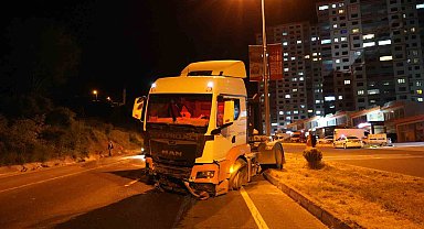 Lastiği patlayan tır, önce su kanalına sonra refüje çarptı: 1 yaralı