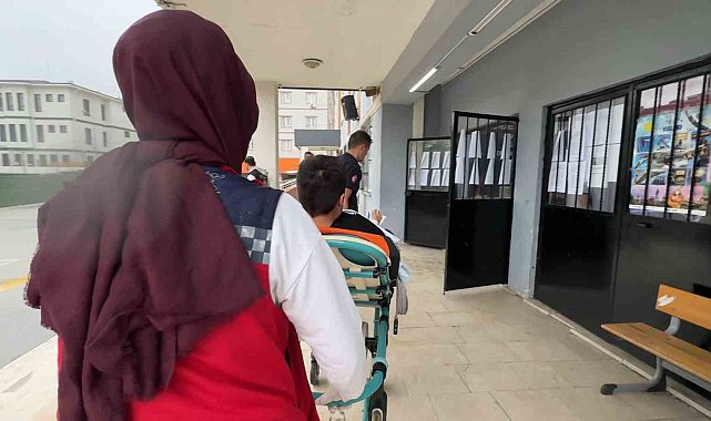 LGS'de zamana karşı yarış: Esenyurt zabıtası öğrenciyi sınava 30 saniye kala yetiştirdi
