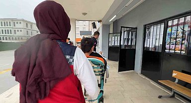 LGS'de zamana karşı yarış: Esenyurt zabıtası öğrenciyi sınava 30 saniye kala yetiştirdi