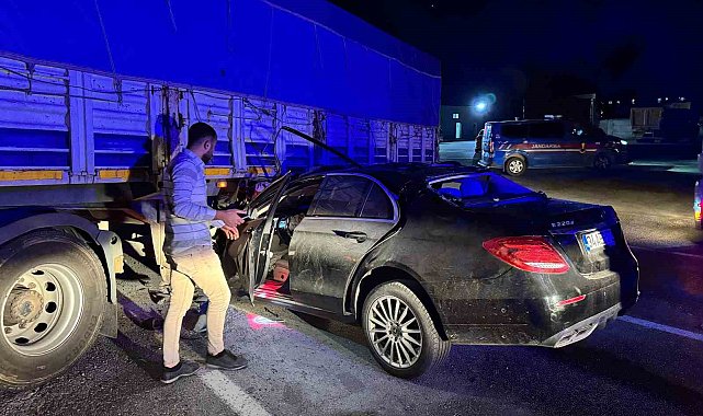 Lüks otomobil benzin istasyonundan çıkan tırın altına girdi: 1'i ağır 2 yaralı