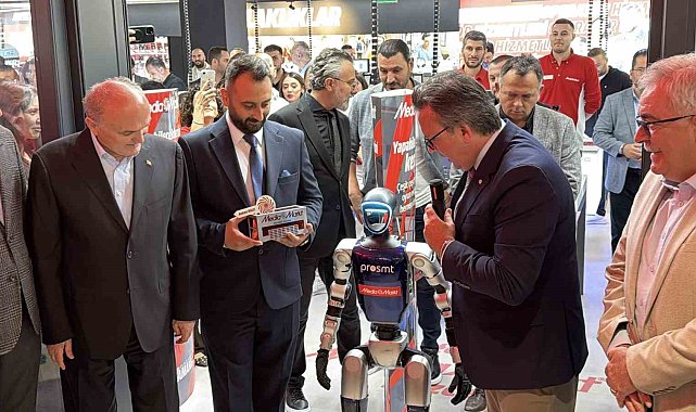 Mağazasının anahtarını "G1" robotu teslim etti