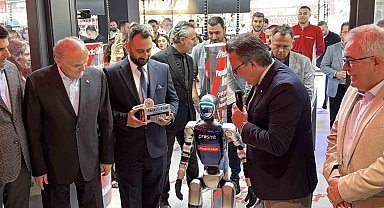 Mağazasının anahtarını "G1" robotu teslim etti