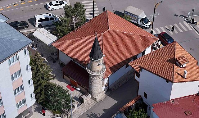 Mahalle adını bu camiden alıyor, minaresindeki zincirler ile dikkat çekiyor