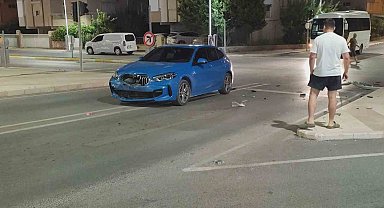Manavgat'ta iki otomobil çarpıştı, sürücüler kazayı yara almadan atlattı