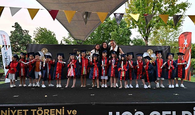 Manisa Büyükşehir'in minikleri yıl sonu gösterisinde alkış topladı