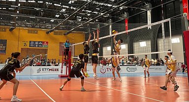 Manisa voleyboluna çifte şampiyona kontenjanı kazandırdılar