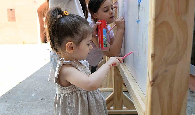 Manisa'da çocuklar hayal dünyalarını resimlere yansıttı
