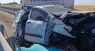 Mardin'de otomobil refüje çarptı: 1 ölü, 2 yaralı