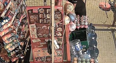 Marketin kapısını kırıp içeri giren çocuklar, marketi talan etti