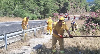Marmaris'te orman yangınlarına karşı yol kenarlarında yoğun mesai