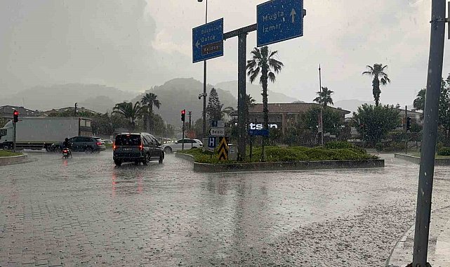 Marmaris'te sağanak yağış hayatı olumsuz etkiledi