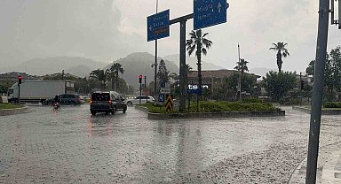 Marmaris'te sağanak yağış hayatı olumsuz etkiledi