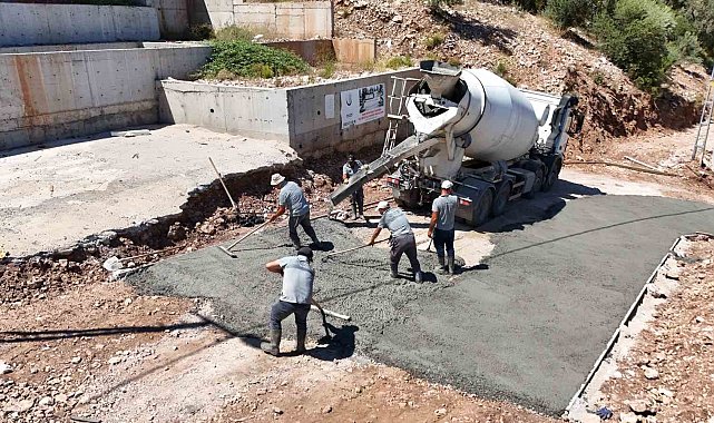 Marmaris'te yol yapım ve bakım çalışmaları sürüyor