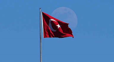Mavi gökyüzünde Türk bayrağı ve ay manzarası