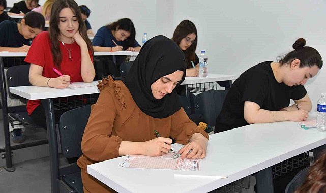 Menemen'de YKS öncesi prova üniversite amfisinde
