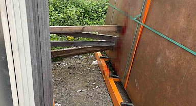 Mermer blokların arasında kalan işçi ağır yaralandı