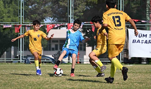 Mersin'de 3 binden fazla çocuk futbol şöleninde buluştu