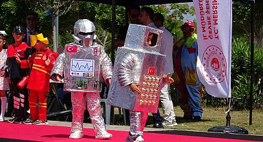 Mersin'de atıklar tasarıma dönüştü, çocuklar podyuma çıktı