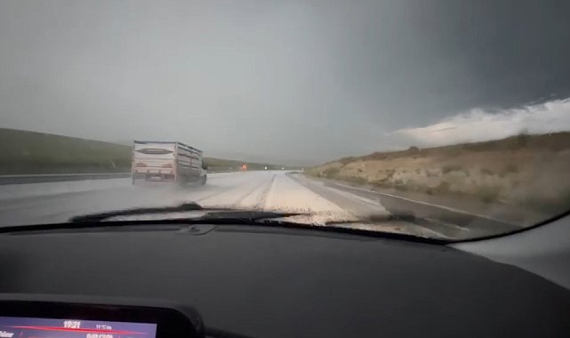 Meteoroloji uyarmıştı: Kars'ta dolu yağışı yolları beyaza bürüdü