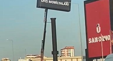 Metrelerce yükseklikte önlem almadan çalışan işçiler yürekleri ağza getirdi