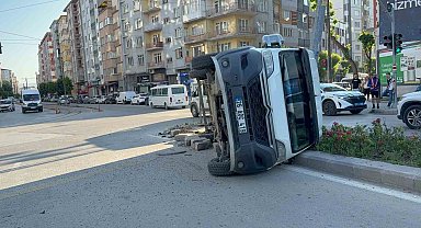 Midibüsün çarptığı servis aracı yan yattı