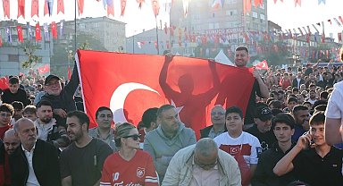 Milli maç heyecanı Bağcılar Meydanı'nda yaşandı