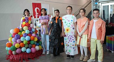 Minik öğrenciler, atıkları kıyafete ve sanat eserine dönüştürüp sergiledi