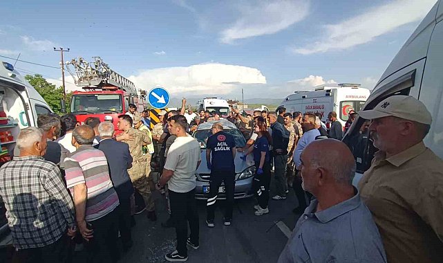 Muradiye'de otomobil ile minibüs çarpıştı: 5 yaralı