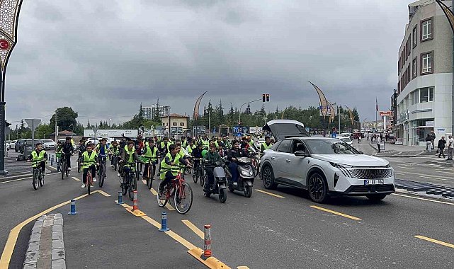 Niğde'de yüzlerce bisiklet tutkunu sağlıklı yaşam için pedal çevirdi
