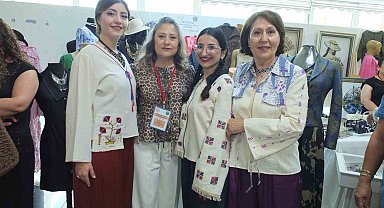 Ninelerinin dokuduğu kumaşlardan dikilen bluzlarla defileye çıktılar